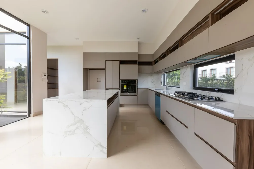 Cocina blanca con isla de mármol