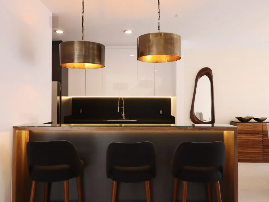 Cocina con lámparas de latón y barra
